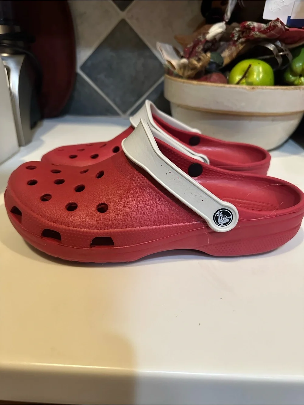 UNISEX RED WHITE CROCS XL M (10-11) W (12-14) SLIP ON SLIPPER POOL BEACH GARDEN